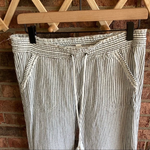 ✨5/$15 { JOLT } Black & White Striped Wide Leg Linen Pants - Picture 2 of 9